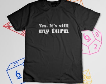 Oui. C'est encore mon tour. Texte aligné au centre - Tee-shirt Funny Board Game avec Meeple le joueur qui prend son temps T-shirt unisexe à manches courtes