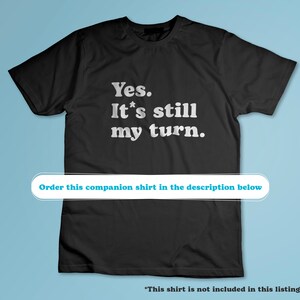 K&ouml;nnte beinhalten: Schwarzes T-Shirt mit wei&szlig;em Text, der "Ja. Es ist immer noch mein Zug." lautet.