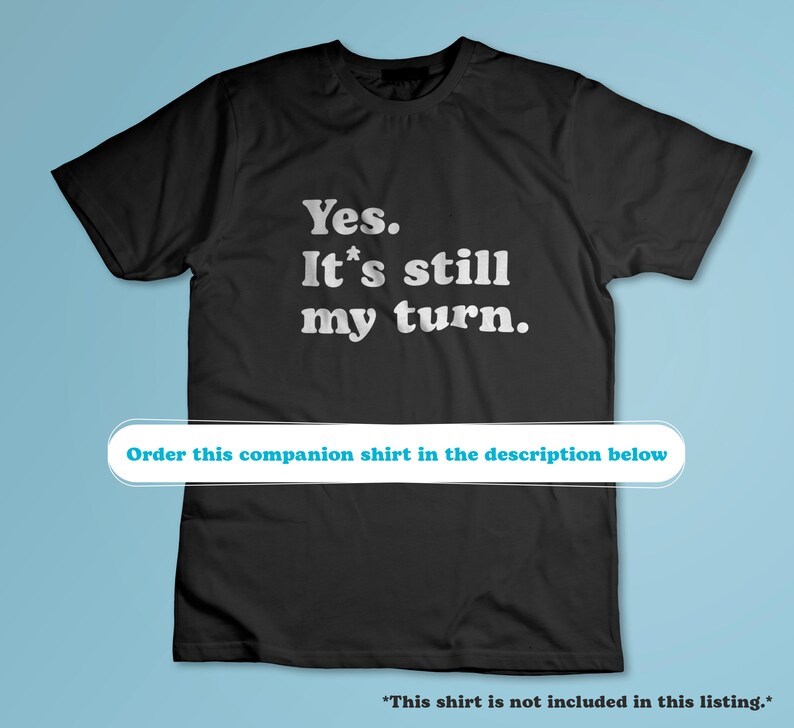 K&ouml;nnte beinhalten: Schwarzes T-Shirt mit wei&szlig;em Text, der "Ja. Es ist immer noch mein Zug." lautet.