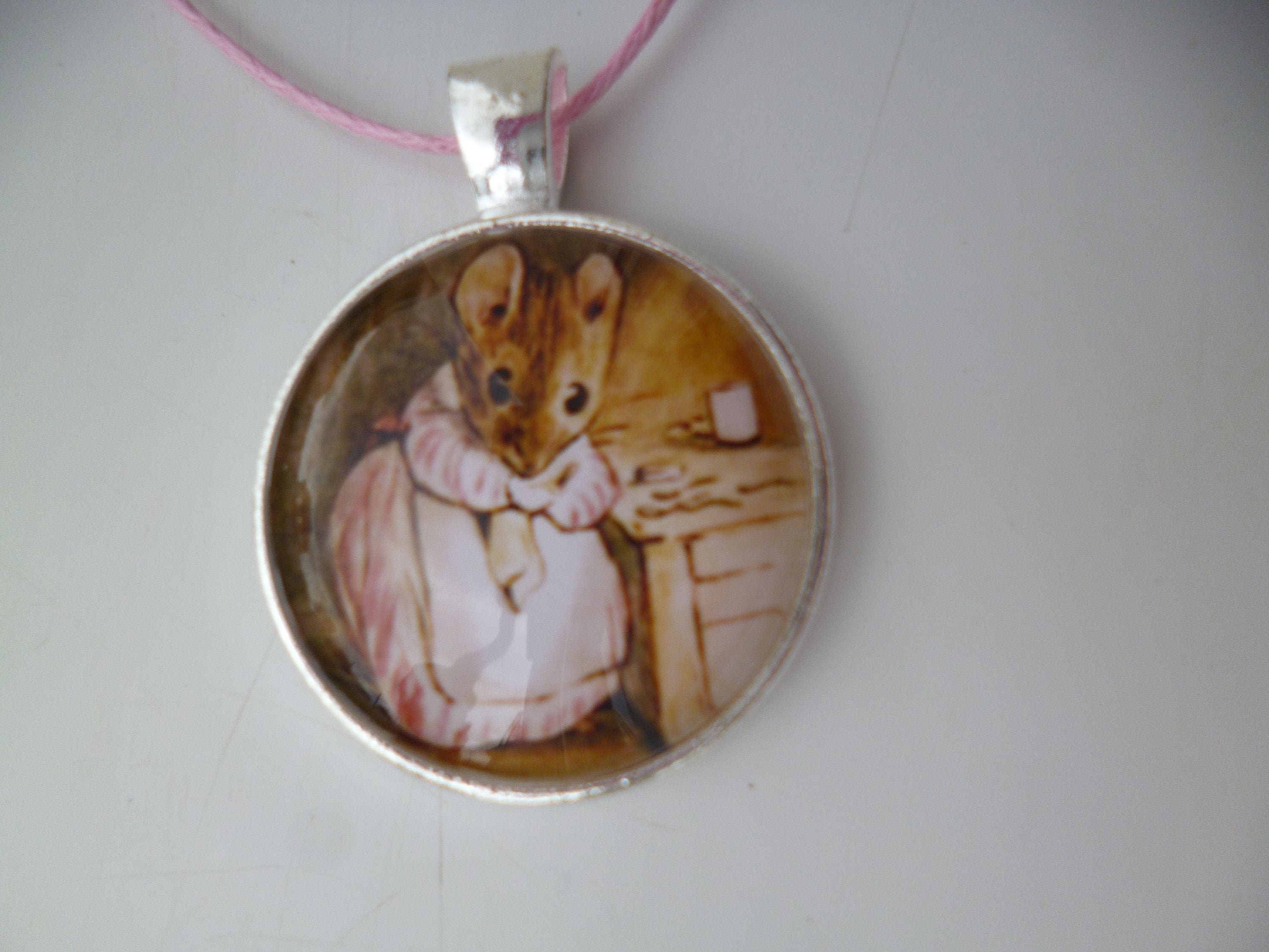 Collier Argenté Avec Pendentif Cabochon Beatrix Potter 25mm - Longueur 56-60cm - Neuf Sans Emballage