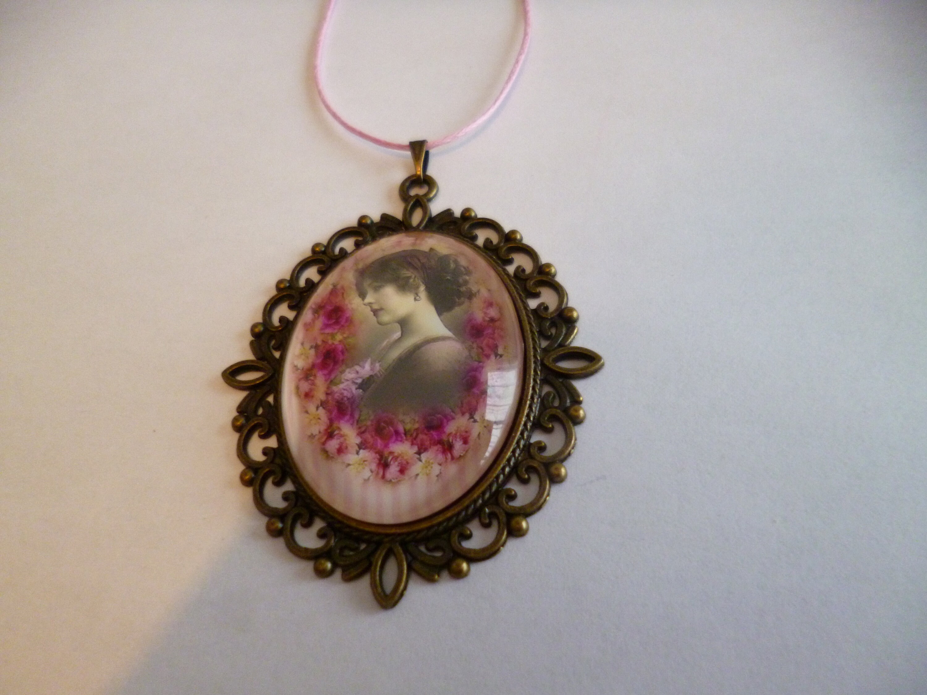 Collier Gothique Avec Pendentif Cabochon Rouge En Bronze - Longueur 46-50 Cm, Neuf (pochette Offerte)