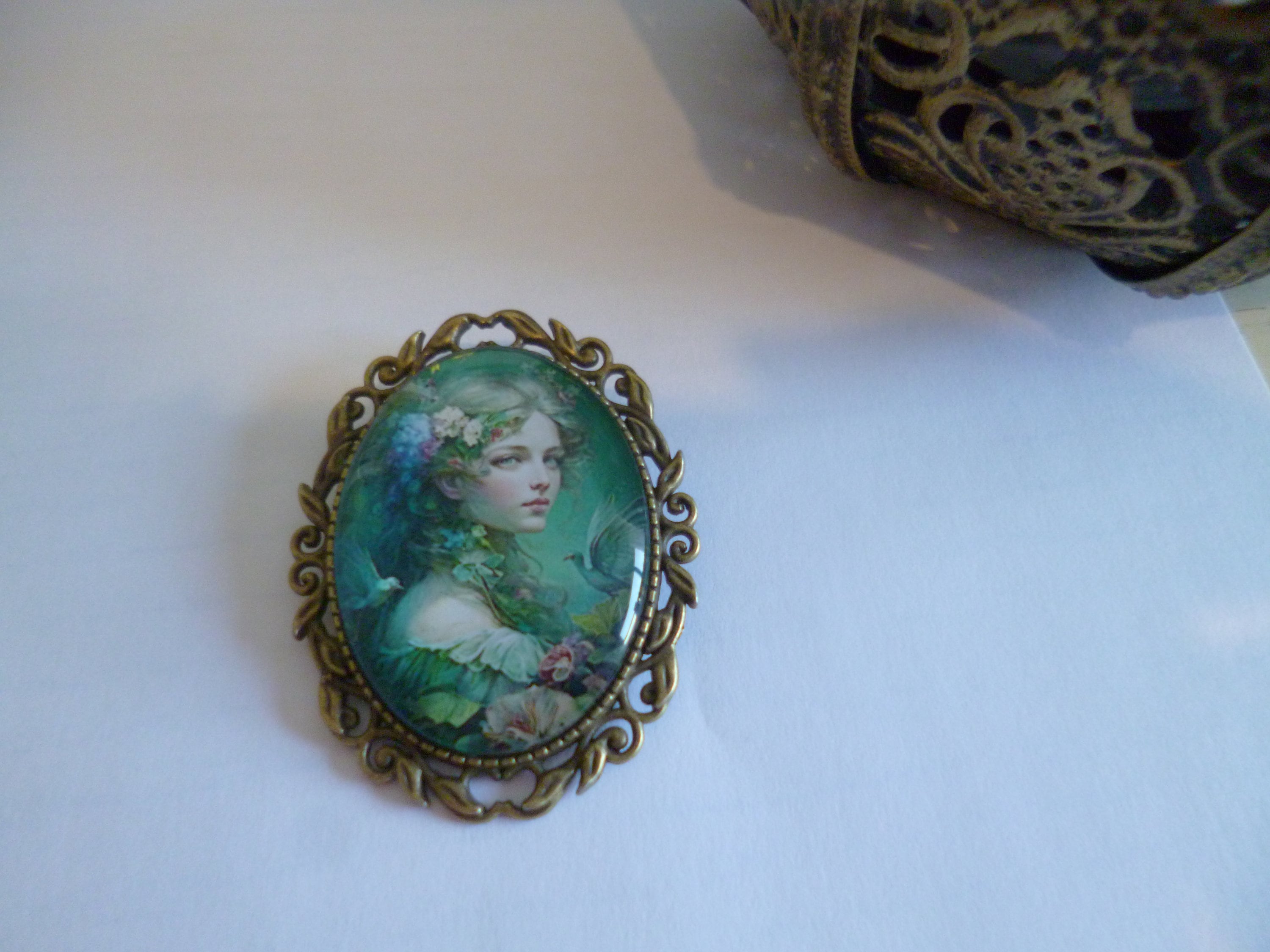Grande Broche épingle Bronze – Motif Femme Romantique – 30x40mm