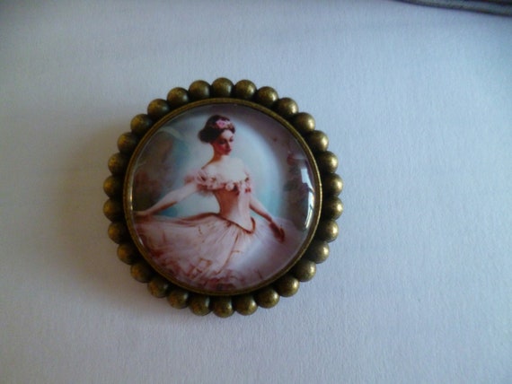 Broche En Bronze Carrée Avec Cabochon Danseuse - 25 Mm