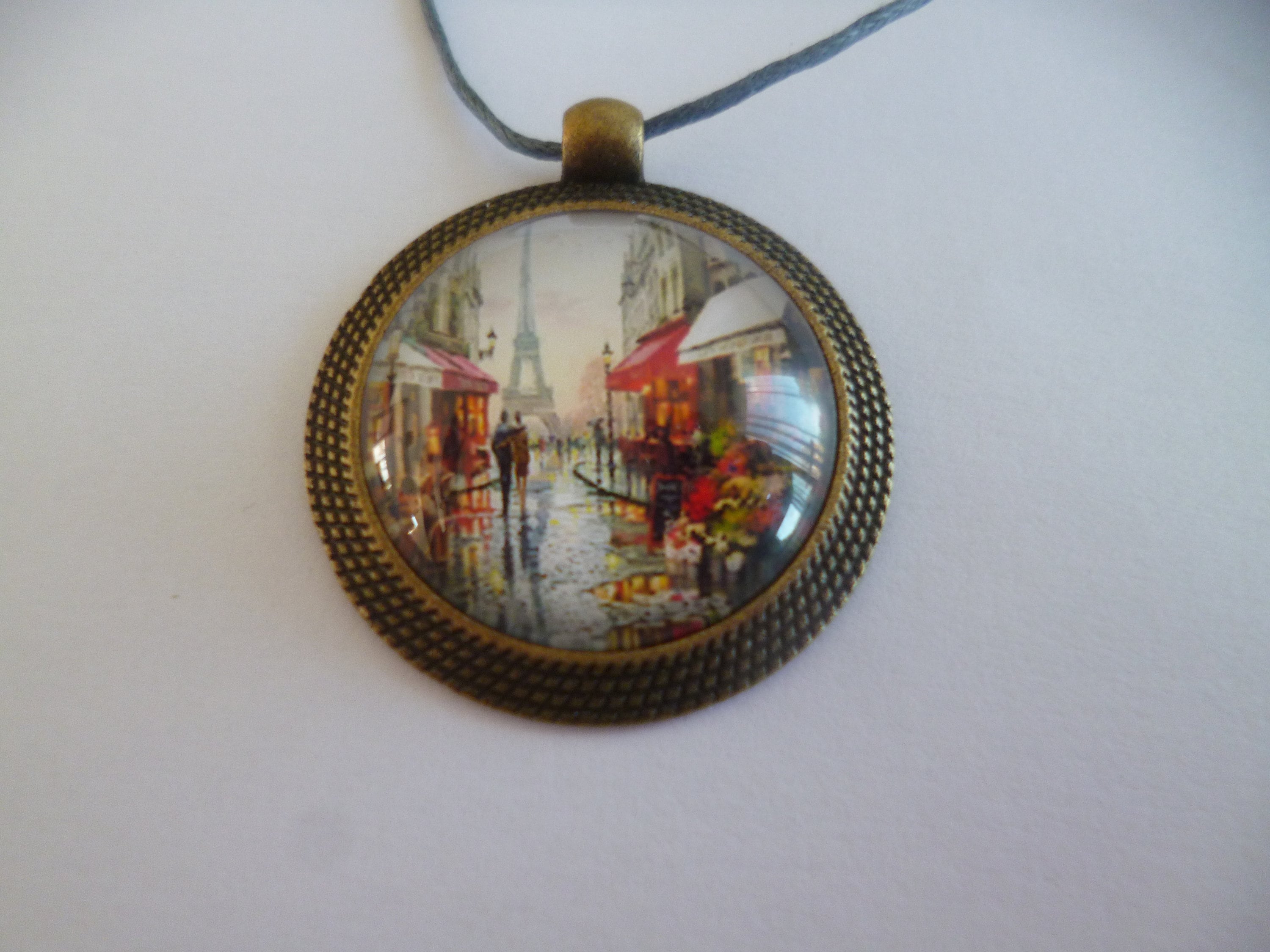 Collier Bronze Avec Cabochon Paris 25mm - Longueur 56-60 Cm, Pochon Cadeau Inclus