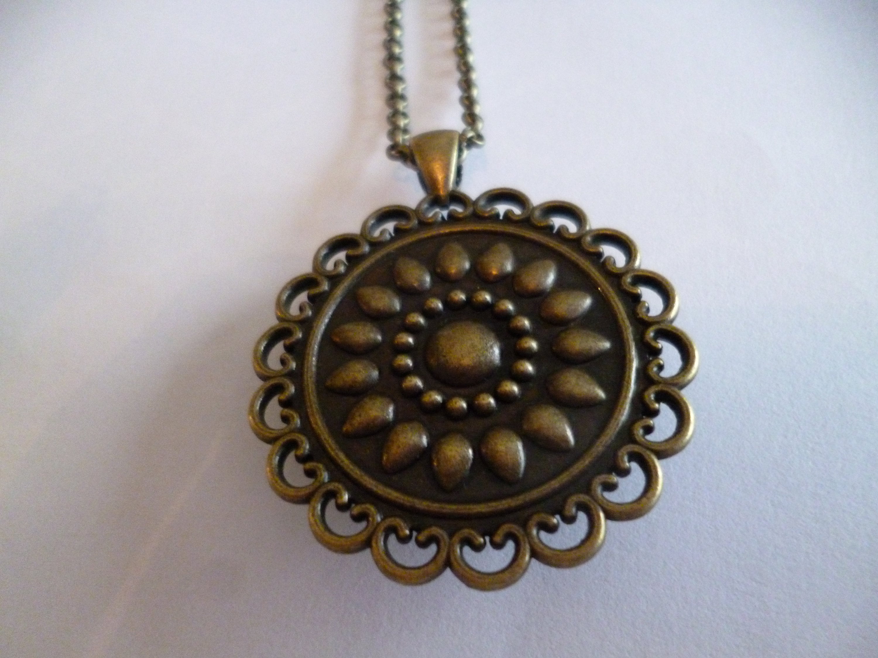 Collier Sautoir Fantasy En Bronze - Pendentif Rond Vert Héroïque - Longueur 56-60cm - Neuf, Pochette Offerte