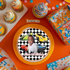 Può includere: Piatti da festa a scacchi arancioni e neri con una foto di un bambino piccolo e il testo "Kevin 6th Birthday" e immagini di auto da corsa giocattolo.
