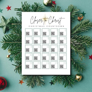Pode incluir: Um calendário de contagem regressiva de Natal branco com o texto "Closer to Christ" e códigos QR para cada dia. O calendário é cercado por galhos de pinheiro verdes, estrelas vermelhas e enfeites dourados.