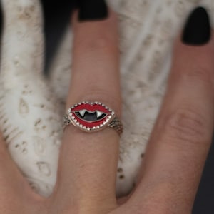 Ring mit Vampirzähnen