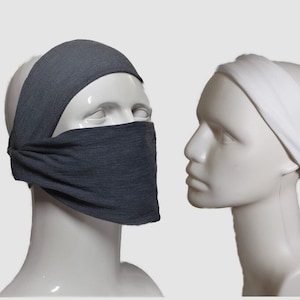 Puede incluir: Dos diademas, una gris y una blanca, se muestran en las cabezas de maniquíes. La diadema gris se usa como una cubierta facial.