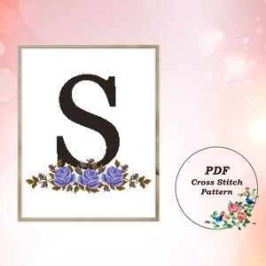 Letra S com coroa de rosas azuis - Padrão de ponto cruz moderno em PDF, presente personalizado perfeito, design de monograma floral, download instantâneo #1254