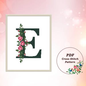 Letra E con delicada corona de rosas rosadas - Patrón de punto de cruz en PDF, diseño de monograma floral, regalo personalizado, descarga instantánea #01202