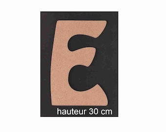 May include: A large, brown cardboard letter E with a whimsical, wavy design. The letter is 30 inches tall and is displayed against a black background. The text "hauteur 30 cm" is printed below the letter.