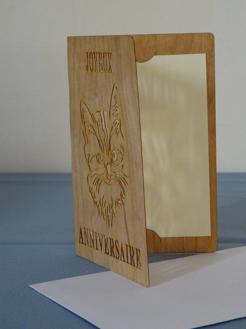 Carte Joyeux Anniversaire en bois de placage souple découpée au laser. Modèle Chat 1. Livrée avec son enveloppe et sa cartonnette. image 2