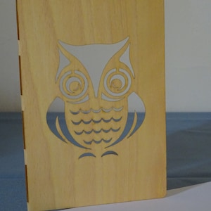 Carte en bois de placage souple découpée au laser. Modèle "Chouette 2". Livrée avec son enveloppe et sa cartonnette