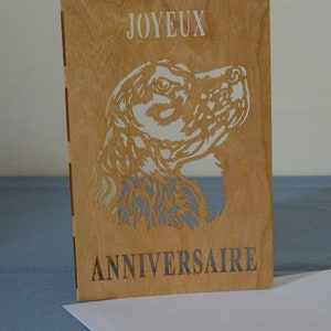 Carte Joyeux Anniversaire en bois de placage souple découpée au laser. Modèle "Chien 1 Setter". Livrée avec son enveloppe et sa cartonnette.