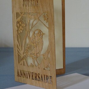 Carte Joyeux Anniversaire en bois de placage souple découpée au laser. Modèle "Oiseau Baies". Livrée avec son enveloppe et sa cartonnette. image 2