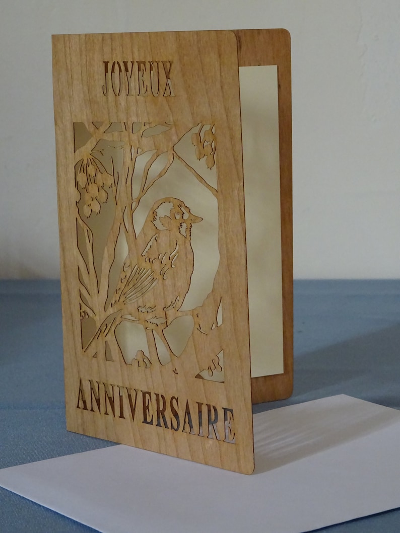 Carte Joyeux Anniversaire en bois de placage souple découpée au laser. Modèle "Oiseau Baies". Livrée avec son enveloppe et sa cartonnette. image 2