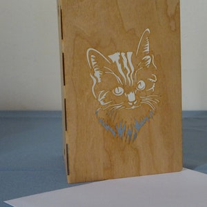 Carte en bois de placage souple découpée au laser. Modèle "Chat 1". Livrée avec son enveloppe et sa cartonnette