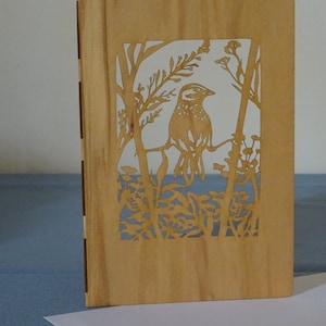 Carte en bois de placage souple découpée au laser. Modèle "Oiseau Branches". Livrée avec son enveloppe et sa cartonnette