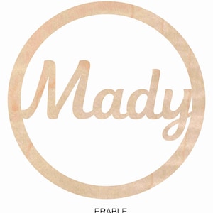 Wooden veneer circle on MDF 3mm. Customizable with first names or subjects of your choice. Diameter 20 or 25 cm.