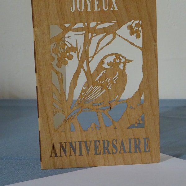 Carte Joyeux Anniversaire en bois de placage souple découpée au laser. Modèle "Oiseau Baies". Livrée avec son enveloppe et sa cartonnette.