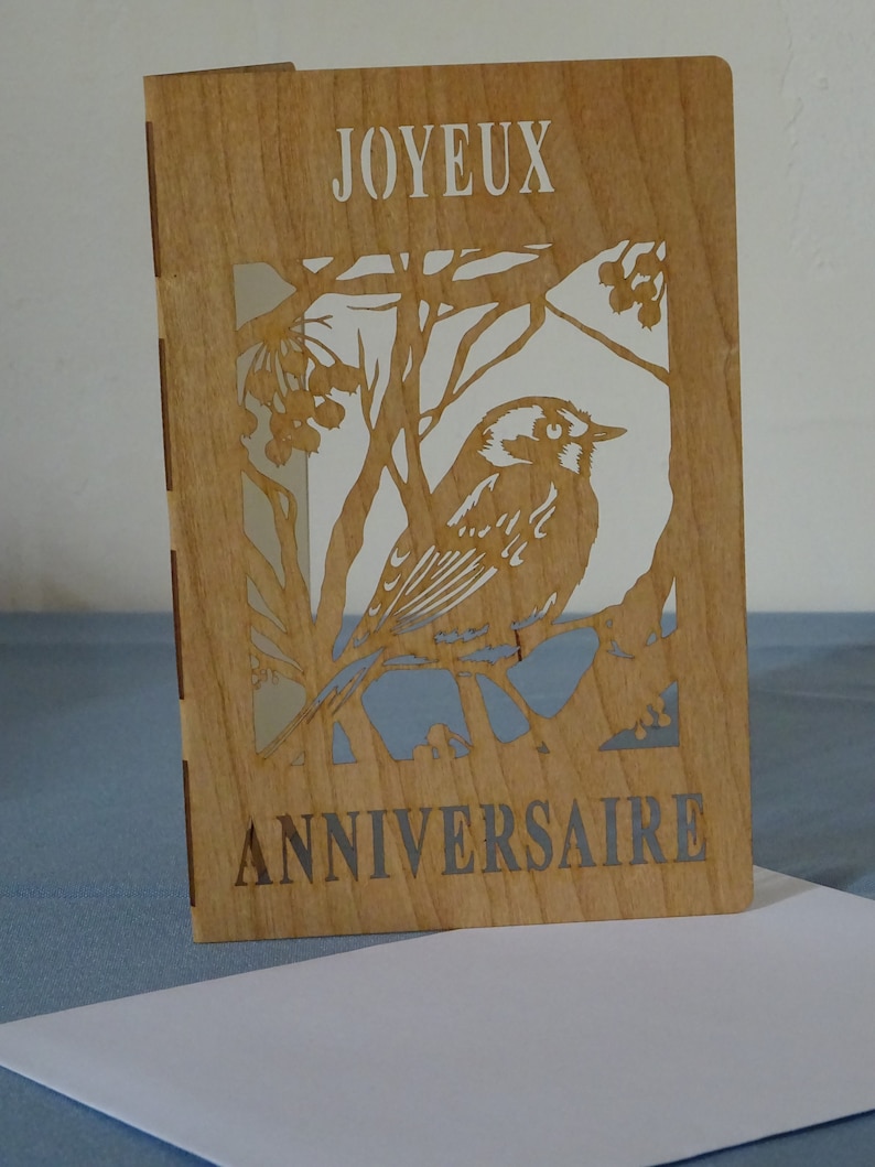 Carte Joyeux Anniversaire en bois de placage souple découpée au laser. Modèle "Oiseau Baies". Livrée avec son enveloppe et sa cartonnette. image 1