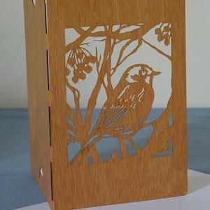 Carte en bois de placage souple découpée au laser. Modèle "Oiseau Baies". Livrée avec son enveloppe et sa cartonnette