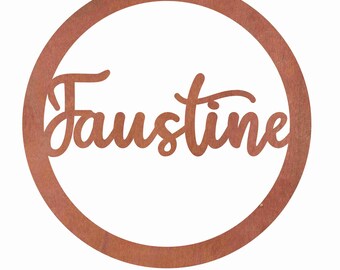 May include: A copper-colored metal circle with the name "Faustine" written in a cursive font. The circle is on a white background with the word "MERISIER" written below it.
