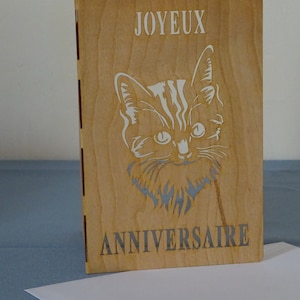 Carte Joyeux Anniversaire en bois de placage souple découpée au laser. Modèle "Chat 1". Livrée avec son enveloppe et sa cartonnette.