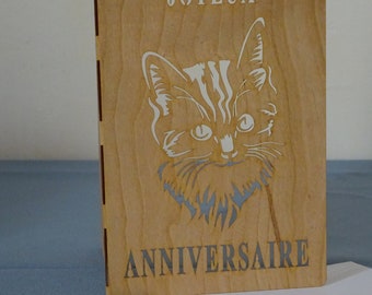 Carte Joyeux Anniversaire en bois de placage souple découpée au laser. Modèle "Chat 1". Livrée avec son enveloppe et sa cartonnette.