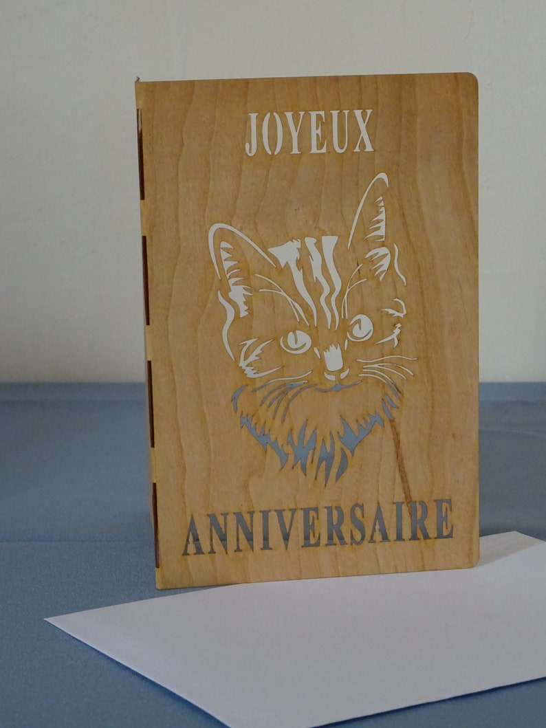 Carte Joyeux Anniversaire en bois de placage souple découpée au laser. Modèle Chat 1. Livrée avec son enveloppe et sa cartonnette. image 1