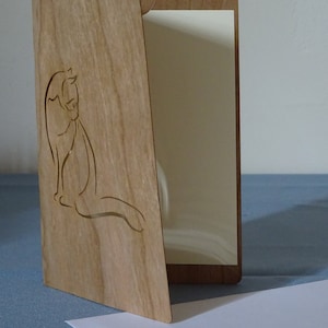 Carte en bois de placage souple découpée au laser. Modèle "Chat 3". Livrée avec son enveloppe et sa cartonnette