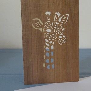 Carte en bois de placage souple découpée au laser. Modèle "Girafe". Livrée avec son enveloppe et sa cartonnette
