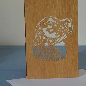 Carte en bois de placage souple découpée au laser. Modèle "Chien 1  Setter". Livrée avec son enveloppe et sa cartonnette