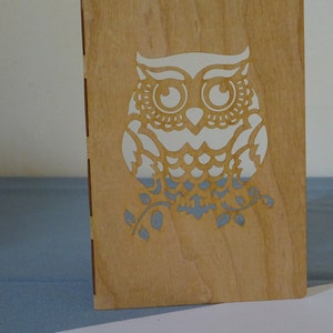 Carte en bois de placage souple découpée au laser. Modèle "Chouette 1". Livrée avec son enveloppe et sa cartonnette