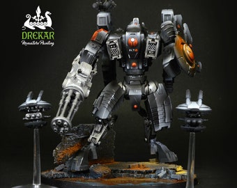 Peut inclure: Une figurine miniature détaillée d'un robot futuriste, principalement gris avec des accents orange et noirs, équipé d'un grand bras armé et d'un bouclier. Deux petits drones sont également présents. La base est texturée avec un aspect rocheux. Le texte "DREKAR Miniature Painting" est visible.