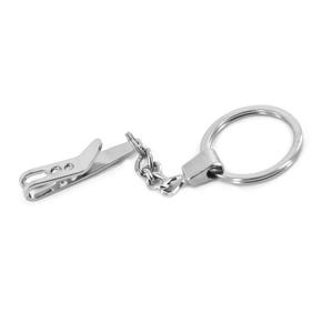 Könnte beinhalten: Ein silberfarbener Schlüsselanhänger mit Clip, Kette und Schlüsselring. Der Clip hat drei Löcher und ein gebogenes Design. Die Kette besteht aus kleinen, miteinander verbundenen Gliedern. Der Schlüsselring ist ein einfaches, kreisförmiges Design.