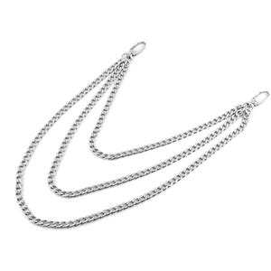 Könnte beinhalten: Silberfarbene, dreireihige Kette mit Karabinerverschlüssen. Die Ketten bestehen aus einem glänzenden, metallischen Material und sind in einem geschichteten Design angeordnet. Die Ketten werden wahrscheinlich als dekoratives Accessoire verwendet.