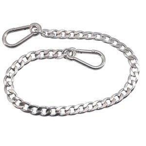 Könnte beinhalten: Eine silberfarbene Kette mit zwei Karabinerverschlüssen. Die Kette besteht aus ineinandergreifenden Gliedern. Die Verschlüsse sind an jedem Ende der Kette befestigt und ermöglichen eine einfache Befestigung. Die Kette ist langlebig.