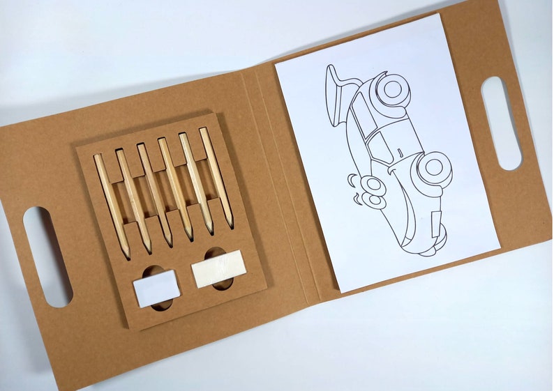 Peut inclure: Un kit de bricolage avec un dossier en carton brun, contenant six crayons et une page &agrave; colorier avec un contour de voiture. Les crayons sont dispos&eacute;s dans un support rectangulaire.