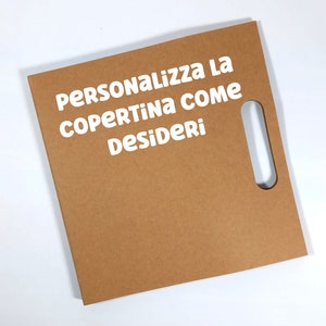 Peut inclure: Un dossier en carton brun avec une d&eacute;coupe rectangulaire pour la poign&eacute;e sur le c&ocirc;t&eacute; droit. Le texte "PERSONALIZZA LA COPERTINA COME DesiDeRi" est imprim&eacute; en blanc sur le dessus du dossier.