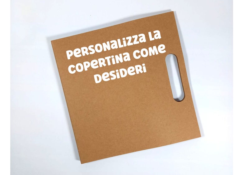 Peut inclure: Un dossier en carton brun avec une d&eacute;coupe rectangulaire pour la poign&eacute;e sur le c&ocirc;t&eacute; droit. Le texte "PERSONALIZZA LA COPERTINA COME DesiDeRi" est imprim&eacute; en blanc sur le dessus du dossier.