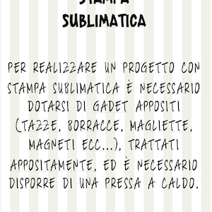 Puede incluir: Texto en blanco y negro sobre un fondo a rayas. El texto dice "SERVIZIO STAMPA SUBLIMATICA" y explica que para realizar un proyecto con impresi&oacute;n por sublimaci&oacute;n, es necesario tener los materiales adecuados y una prensa de calor.