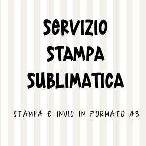 Könnte beinhalten: Schwarz-weißer Text auf gestreiftem Hintergrund mit der Aufschrift "Servizio Stampa Sublimatica Stampa e Invio in Formato A3".