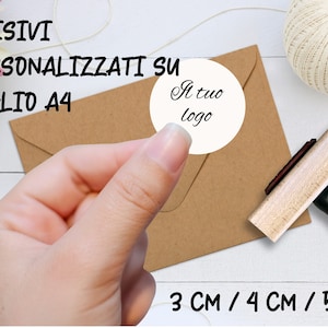 Foglio A4 di adesivi rotondi personalizzati su sfondo bianco. Adesivi con logo. Adesivi per bomboniere. Etichette chiudi pacco.