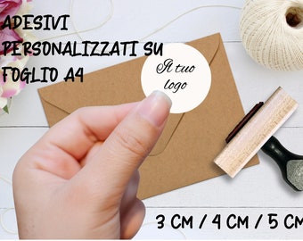 Peut inclure: Autocollants ronds blancs avec le texte "A tuo logo" imprimé en noir. Les autocollants sont disponibles en 3 tailles : 3 cm, 4 cm et 5 cm. Les autocollants sont présentés sur une enveloppe brune.
