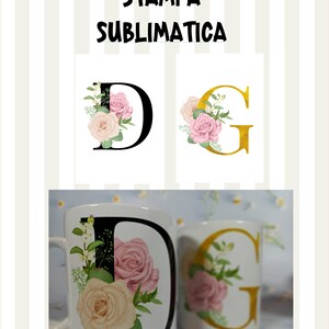 Puede incluir: Dos tazas blancas con dise&ntilde;os florales. La taza de la izquierda tiene una letra negra "D" con rosas rosas y crema y vegetaci&oacute;n. La taza de la derecha tiene una letra dorada "G" con rosas rosas y vegetaci&oacute;n. El texto "SERVIZIO STAMPA SUBLIMATICA" est&aacute; en la parte superior de la imagen.