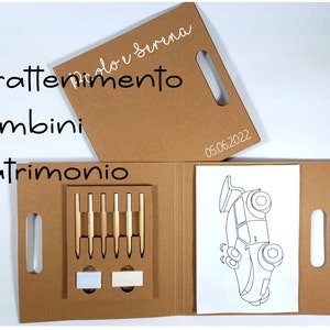 Peut inclure: Un kit en carton marron pour l'animation des enfants lors d'un mariage. Le kit comprend des pages &agrave; colorier, des crayons et d'autres petits articles. Le texte sur le kit se lit "Kit intrattenimento bambini matrimonio".