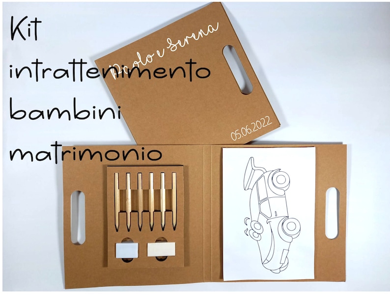 Peut inclure: Un kit en carton marron pour l'animation des enfants lors d'un mariage. Le kit comprend des pages &agrave; colorier, des crayons et d'autres petits articles. Le texte sur le kit se lit "Kit intrattenimento bambini matrimonio".