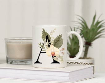 Nombre inicial personalizado de la taza. Boho chic idea de regalo de Navidad amigo. Nombre del monograma de la taza de café. Regalo de navidad hermana, idea original
